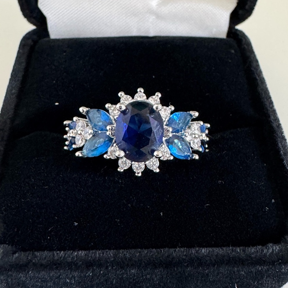 Elegant Blue & Clear Crystal Costume Cocktail Ring Silver Tone Statement Size 7